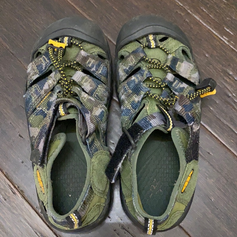 ❤️ - Keens size 12/13? Army camo green boy